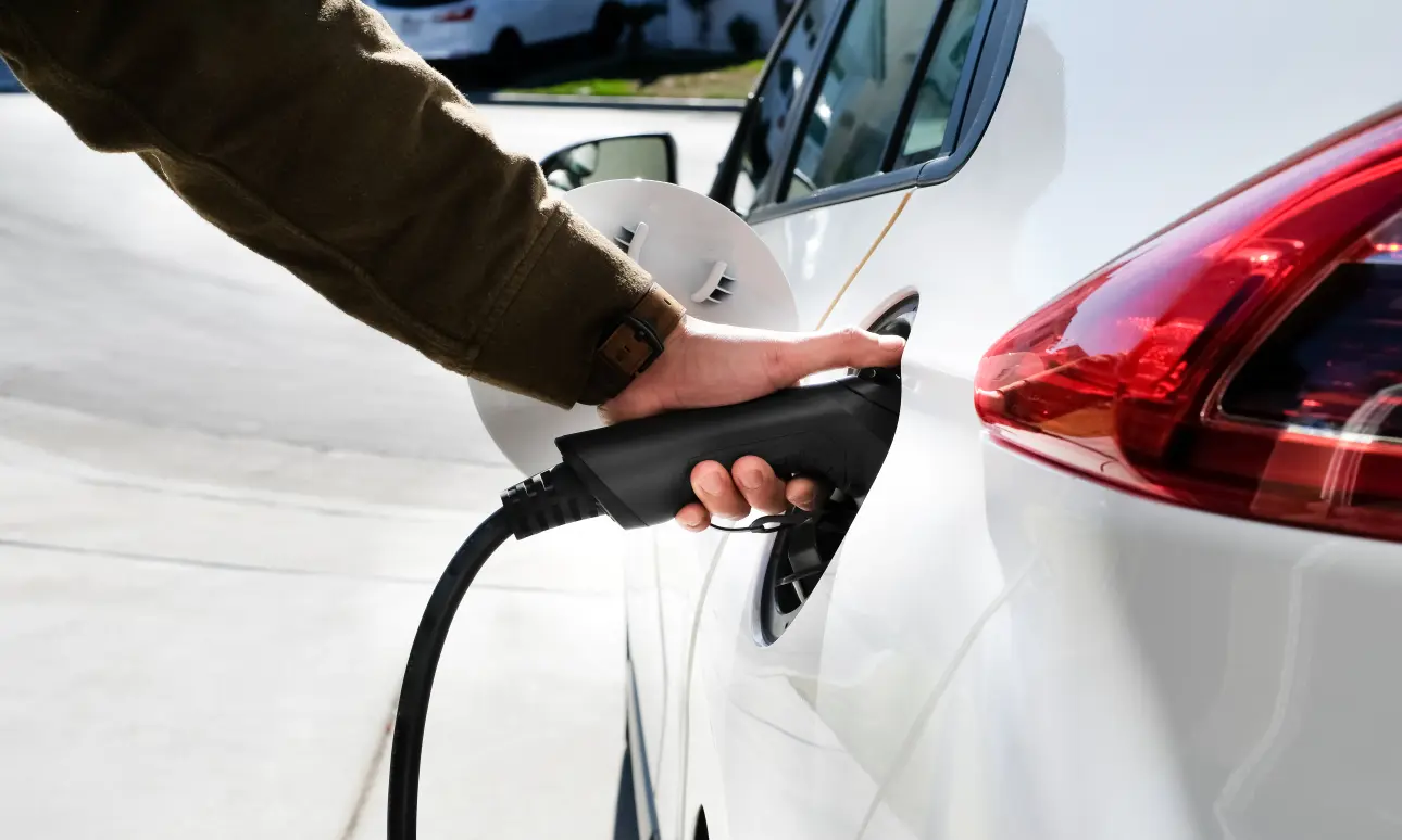 Carga de vehículo eléctrico con cargador EV Schneider
